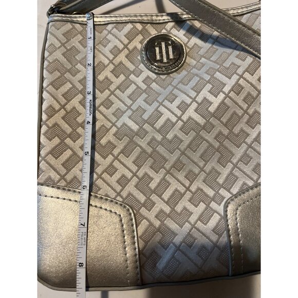 Nice Tommy Hilfiger Silver Crossbody Bag w/ Logo Accent Durable & Lightweight - Picture 7 of 9